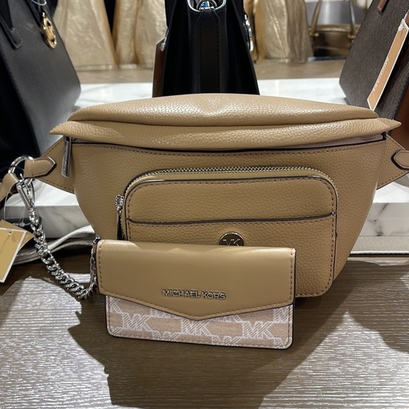 MICHAEL KORS
Maisie Large Pebbled Leather 2-in-1 Sling Pack
Camel
NWT - Picture 2 of 16